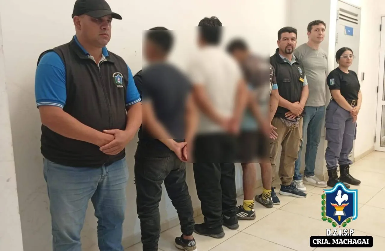 Un hombre y sus dos hijos fueron detenidos acusados de asesinar a un a persona