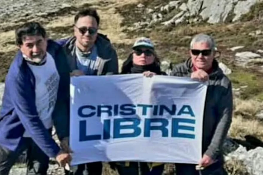 Excombatientes kirchneristas desplegaron en las Islas Malvinas una bandera con la leyenda “Cristina libre”