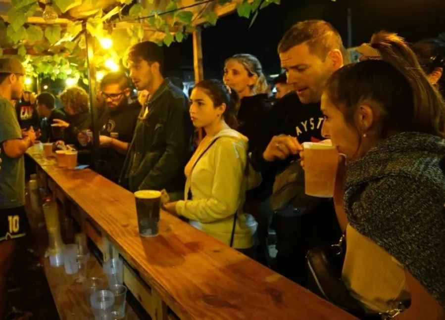 El gobierno de Brasil aconsejó no beber alcohol y cayó 50% el consumo en los bares: masivas intoxicaciones, dos muertes confirmadas y 13 bajo investigación