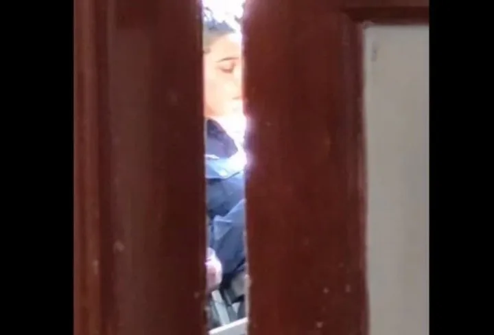 Una mujer fue a denunciar violencia de género a una comisaría, pero tardaron una hora y media en atenderla porque los policías estaban almorzando y peinándose
