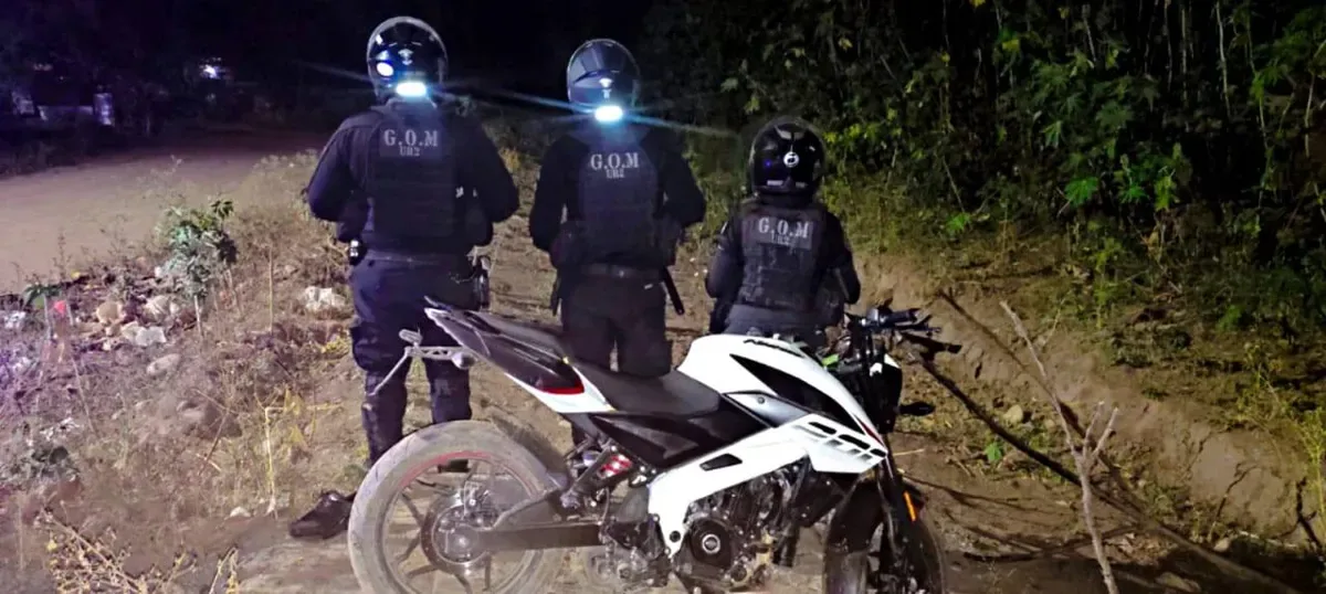 A los tiros y con el arma robada a un policía, motochorros asaltaron a una pareja
