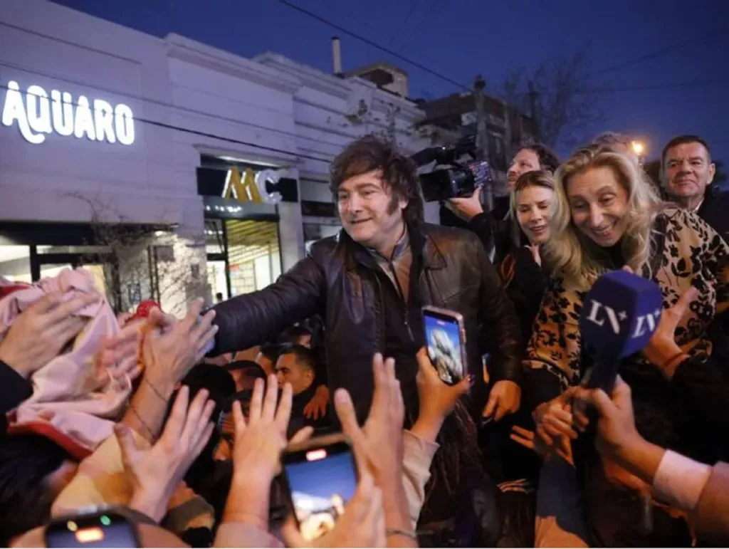 Javier Milei encabezó en Mar del Plata una caminata con Santilli y Karen Reichardt: “No aflojemos”