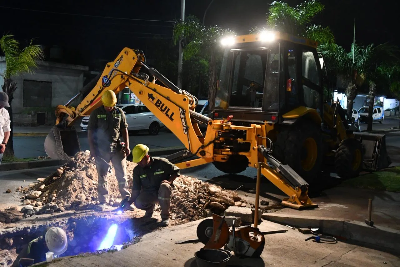 Aguas de Catamarca informa que trabaja reparando cañería rota que afecta el servicio en el Oeste de la Capital