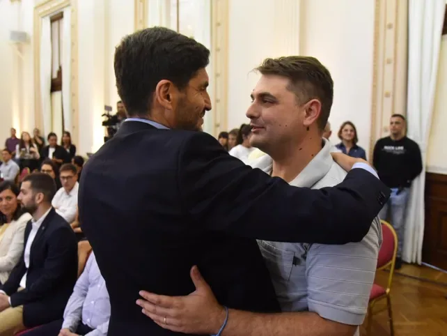 Camaradas celebran que la Justicia absolvió a un policía que había sido condenado a 25 años por matar a dos motochorros