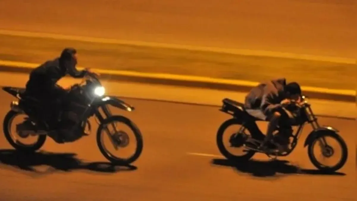 Catamarca: dos menores en moto realizaban maniobras peligrosas, huyeron de la policía, atentaron contra un oficial y chocaron