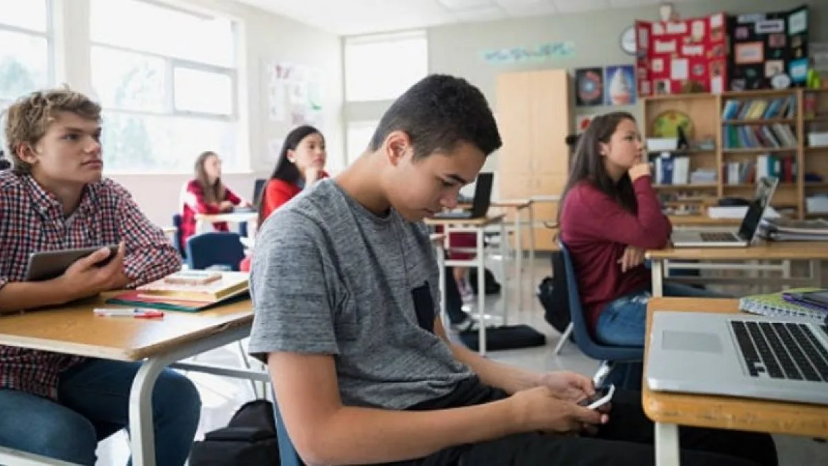 El 54% de los estudiantes argentinos de 15 años admitió distraerse con dispositivos digitales en clases