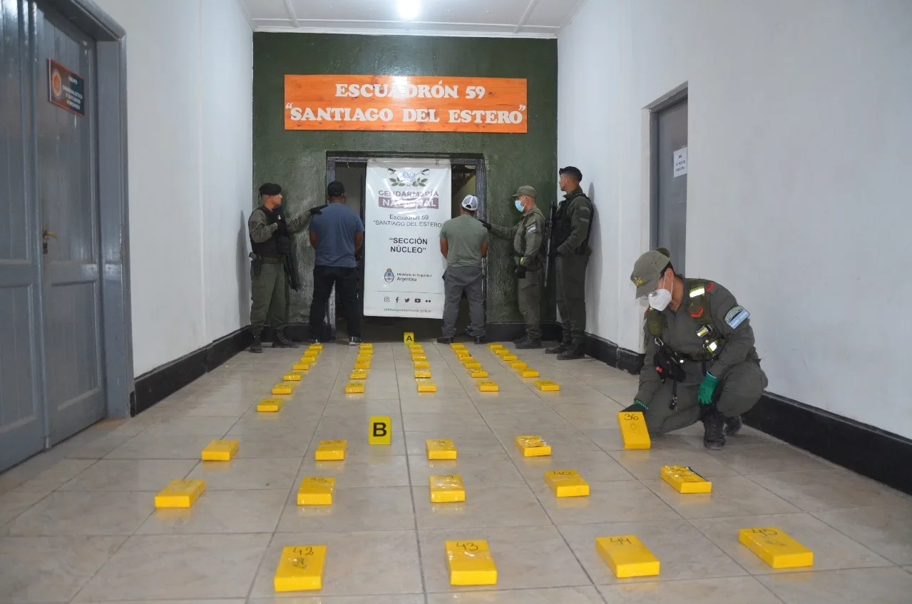 Un camión cargado con 46 kilos de cocaína procedente de Bolivia fue interceptado por gendarmes en Santiago del Estero
