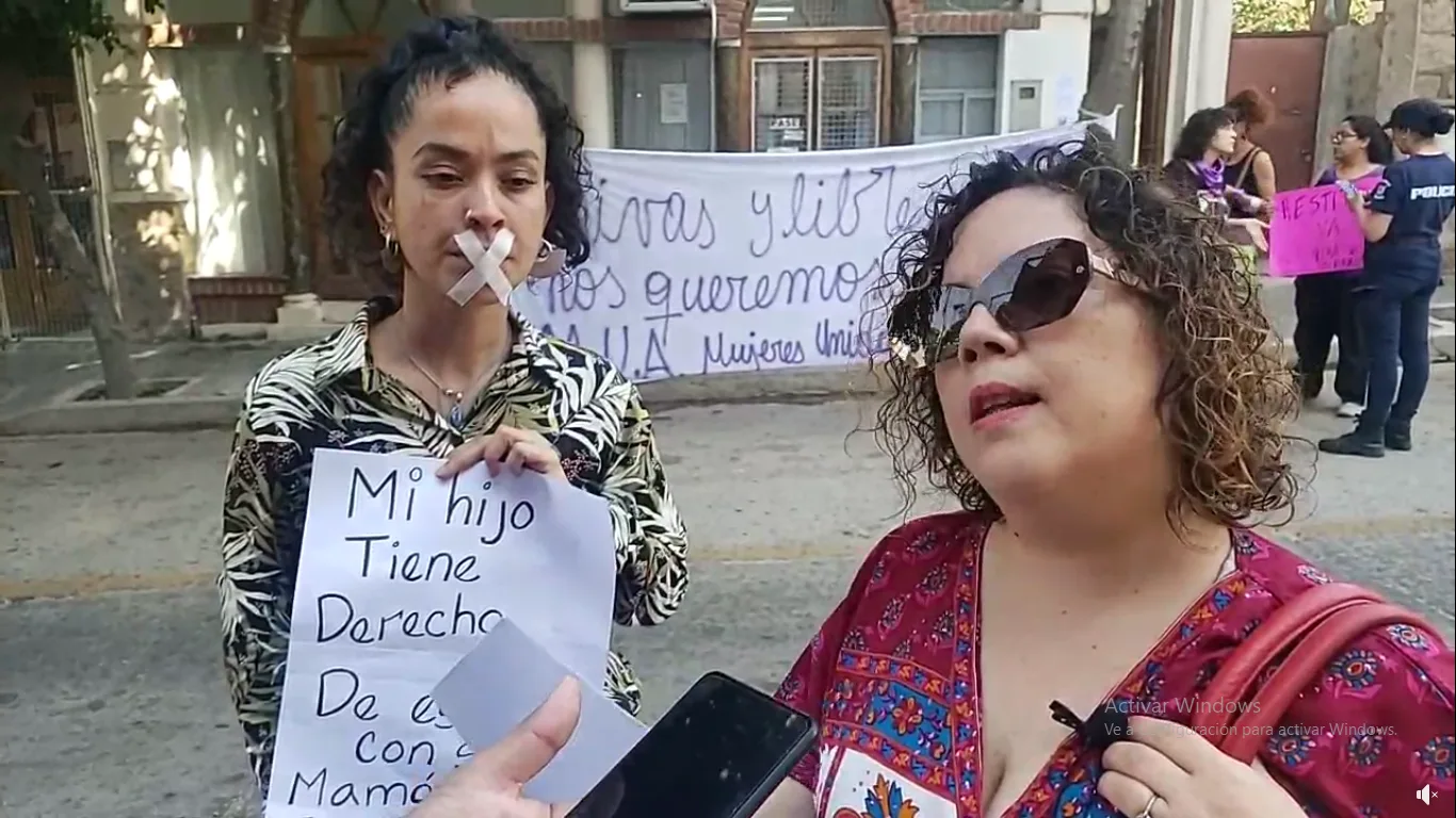 Catamarca: Mujeres Unidas Andalgalá se manifestaron frente a la Fiscalía por un caso de restitución infantil (Video)