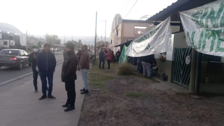 Catamarca/AHORA: un hombre habría sido despedido, se atrincheró en la fábrica CAMINO SA y amenaza quitarse la vida