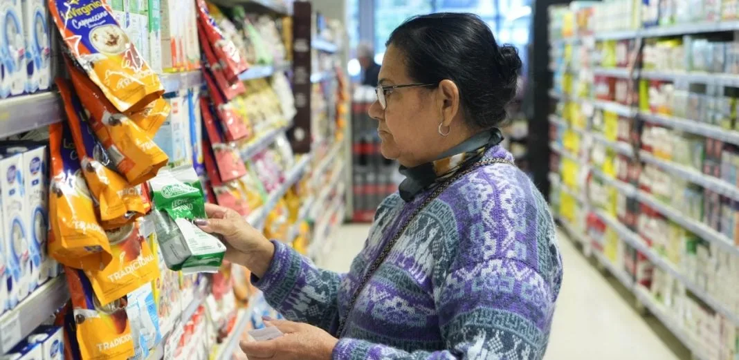 Según una encuesta, más de la mitad de los hogares argentinos no llega a fin de mes y el 58% está endeudado