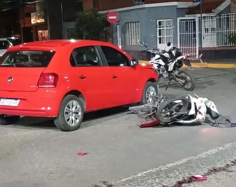 Catamarca: chocaron un auto y una moto en la Capital