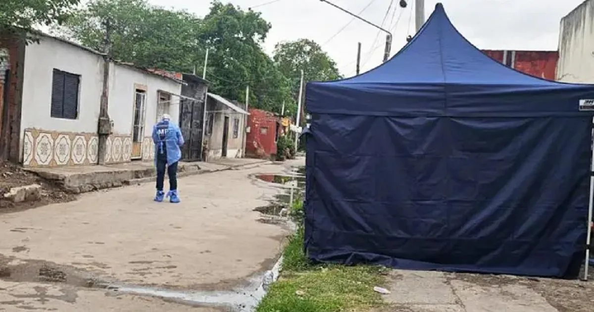 Murió desangrado: quiso ingresar por la ventanilla de un auto para robar, pero un policía le disparó en las piernas