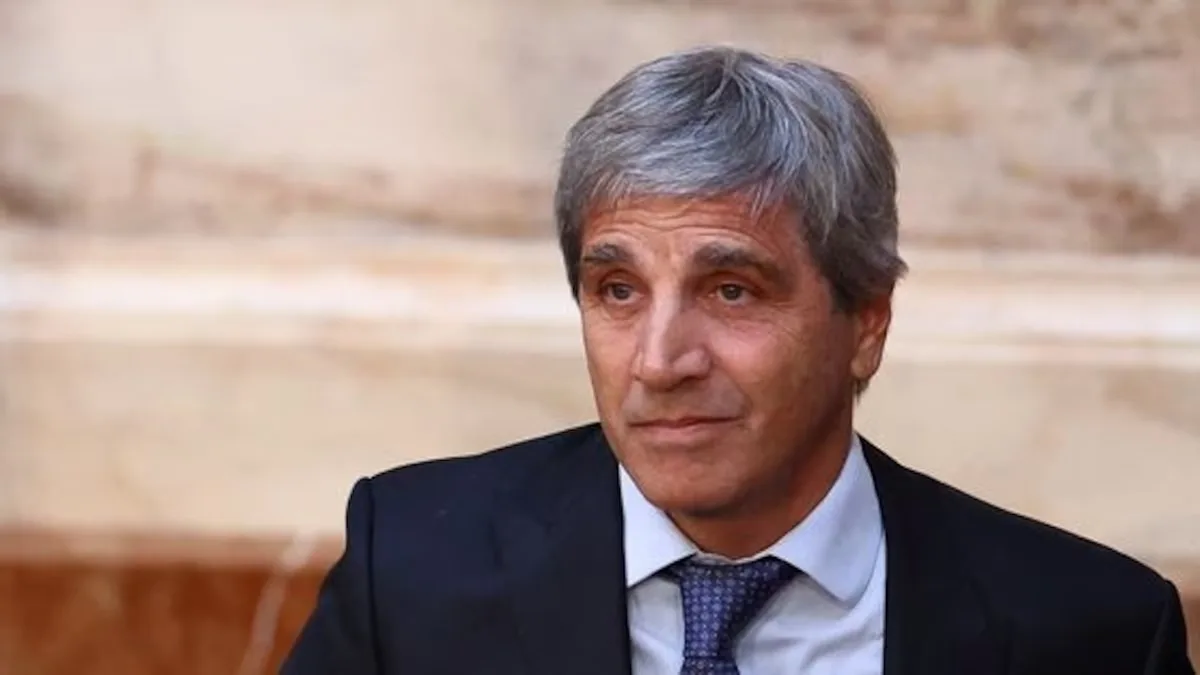 Caputo contra la hija de Agustín Rossi: “Vos trabajas en el sector público porque en el privado no te pagarían ni la décima parte de lo que te pagan en el sector público”