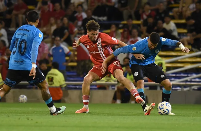 Con polémico penal, Argentinos Juniors venció 2-1 a Belgrano de Córdoba y por primera vez jugará la final de la Copa Argentina