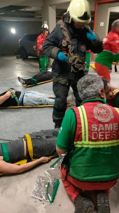 Se desplomó un ascensor del séptimo piso y nueve jóvenes fueron rescatados