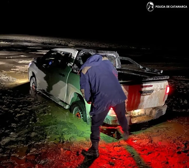 Catamarca: policías asistieron a un sexagenario varado en el Volcán Galán