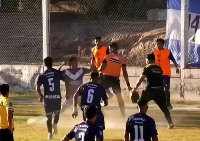 Catamarca: otro grave ataque a trompadas de futbolista a un árbitro en el Interior (Video)