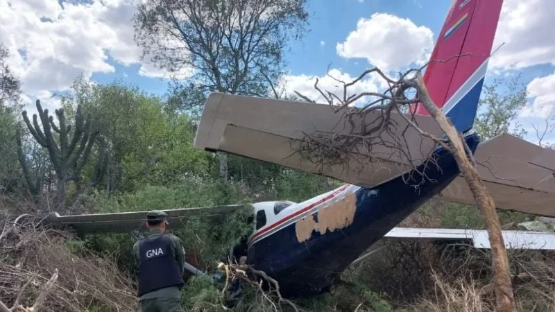 Cayó una avioneta con 130 kilos de cocaína y buscan a camionetas en que huyeron los ocupantes