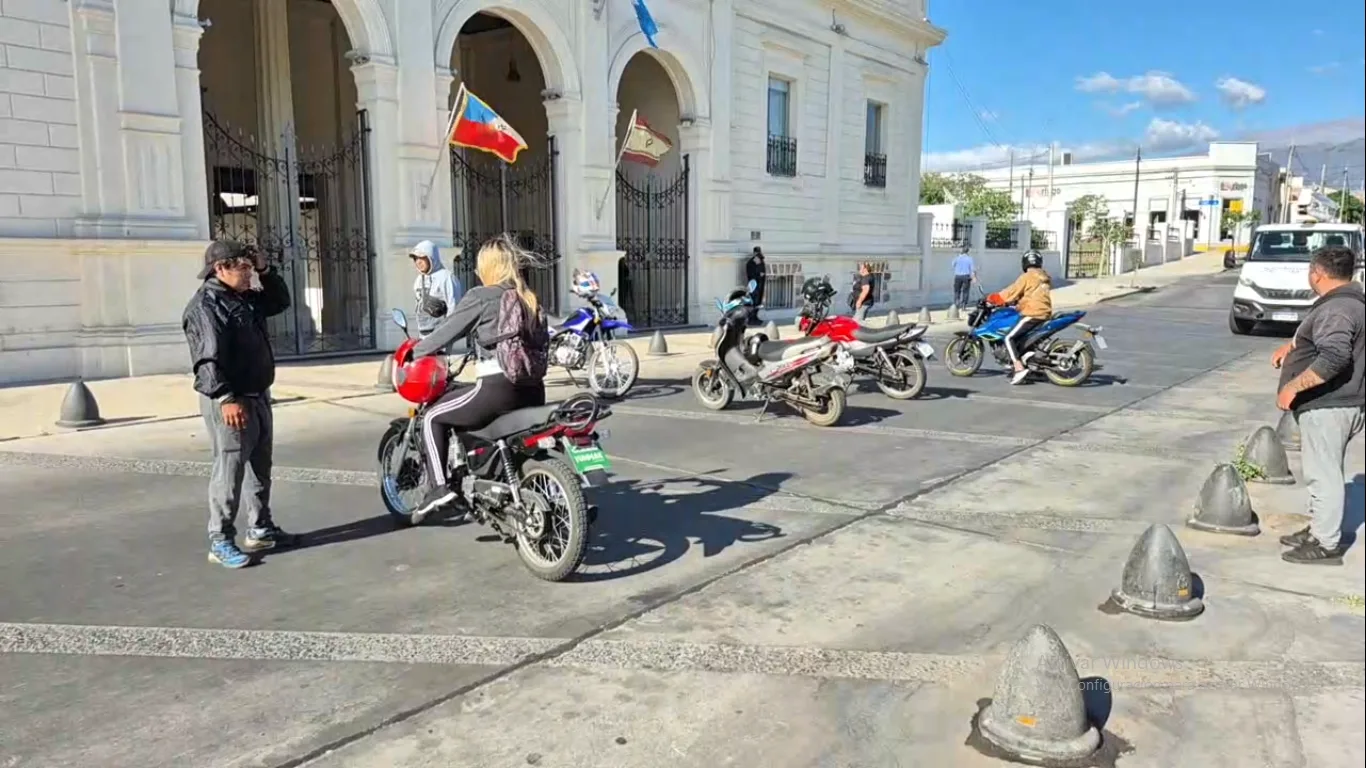 Catamarca: protesta de los Uber Moto para ser incluidos en la ordenanza que regulará la App en Capital