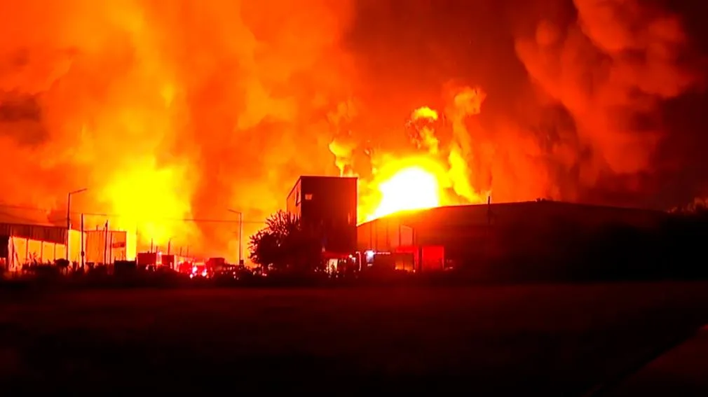 Múltiples explosiones en Ezeiza: se incendia el polo industrial y hay heridos