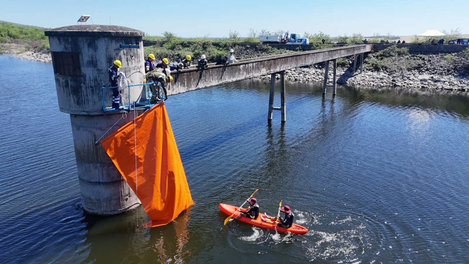 Catamarca: importante despliegue técnico en el Dique Sumampa para reducir fuga en el sistema de descarga